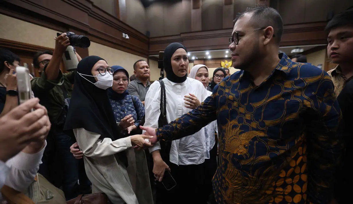 Mantan konsultan teknologi Kementerian Pendidikan, Kebudayaan, Riset, dan Teknologi (Kemendikbudristek), Ibrahim Arief atau Ibam (kanan) usai mengikuti sidang pembacaan putusan di Pengadilan Negeri Jakarta Pusat, Selasa (12/5/2026). (Kapanlagi.com/Budy Santoso)