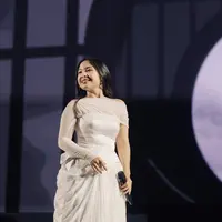Lihat di sini pesona Berdaya bak bidadari dengan gaun putih di konser Rossa. [@vop.ov].