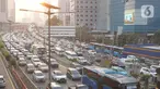 Kendaraan terjebak kemacetan saat melintasi kawasan Mampang, Jakarta, Senin (29/6/2020). Semakin tingginya mobilitas warga selama masa transisi PSBB menyebabkan jalan-jalan protokol Ibu Kota kembali dihiasi kemacetan parah setiap pagi dan sore hari. (Liputan6.com/Immanuel Antonius)