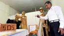 Miguel Andagana menunjukkan boneka yang terbuat dari puntung rokok di rumahnya Puerto Ayora, di Kepulauan Galapagos (9/10). Andagana ingin diakui oleh Guinness Records sebagai orang yang memberantas puntung rokok. (REUTERS/Guillermo Granja)