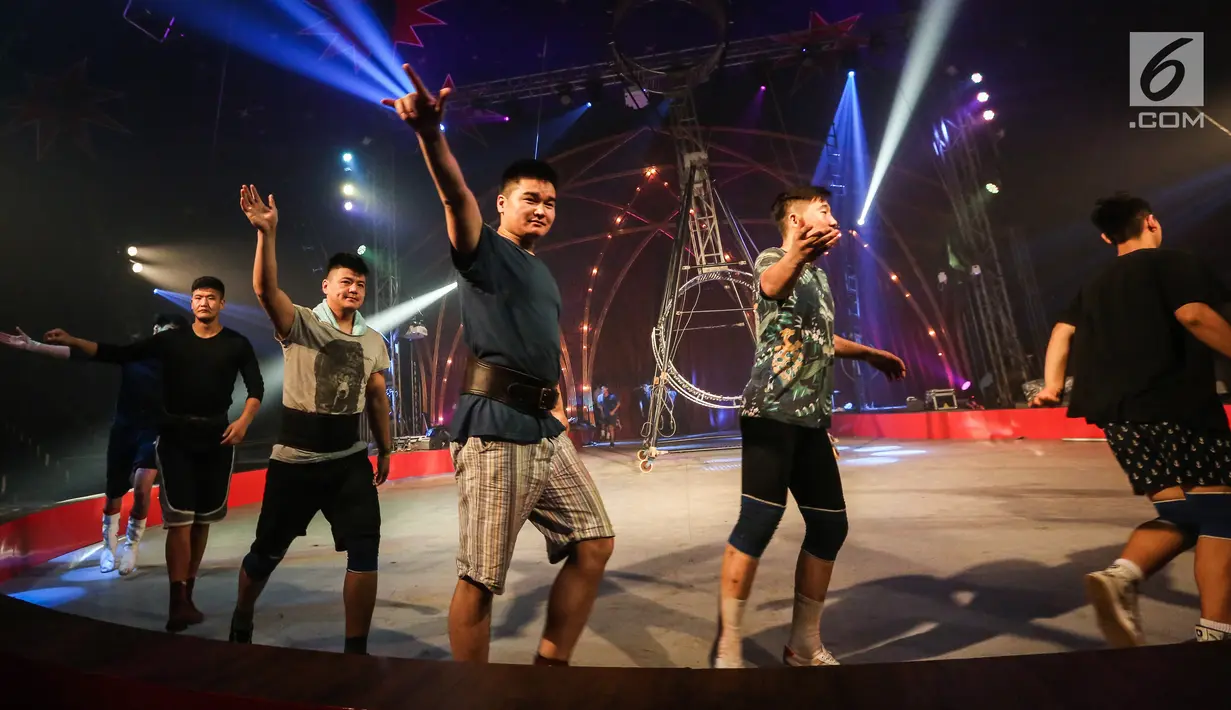 Pemain sirkus Oriental Circus Indonesia (OCI) menggelar sesi latihan jelang gelaran The Great 50 Show di Senayan, Jakarta, Rabu (12/12). The Great 50 Show merupakan pertunjukan kombinasi sirkus tradisional dan modern. (Liputan6.com/Fery Pradolo)