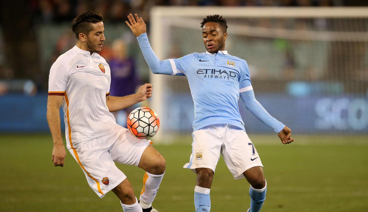 Sterling mendapat penjagaan ketat pemain AS Roma. (Action Images via Reuters/Jason O'Brien Livepic)