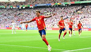 Kini setelah 16 tahun foto tersebut dibuat, Yamal berubah menjadi bintang Barcelona dan Timnas Spanyol. (AP Photo/Joan Monfort)