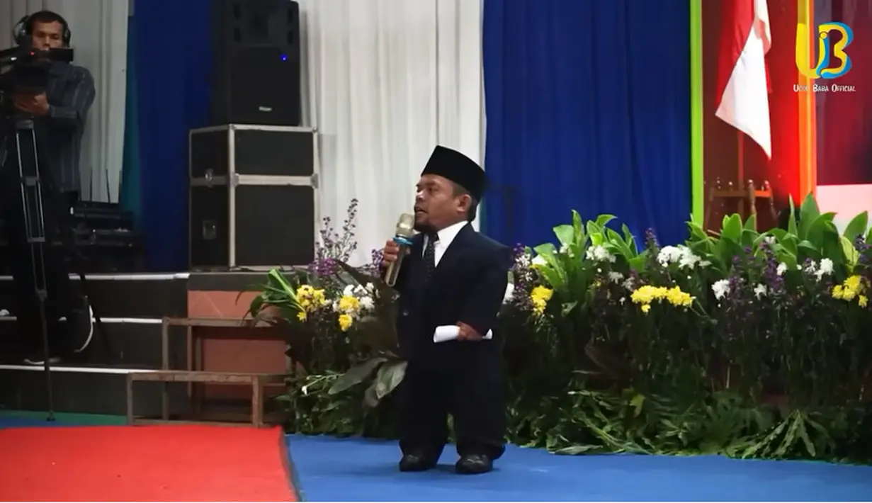 Dalam acara tersebut, Ucok Baba juga mendapat kesempatan memberikan sambutan sebagai perwakilan wali murid. Tampak dalam sambutannya beberapa kali membuat tawa para wisudawan dan wali murid. Ucok Baba juga berpesan para wisudawan tidak sombong dengan guru-gurunya. [Youtube/Ucok Baba official]