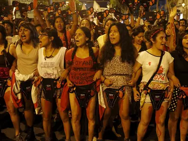 Sejumlah wanita melakukan aksi protes di pusat kota Lima , Peru , 15 Maret 2016. Mereka memprotes calon presiden Keiko Fujimori untuk ikut pemilu presiden Peru. (REUTERS / Guadalupe Pardo)