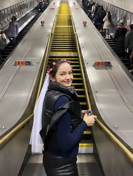 Bridal shower pertama ia mengenakan veil pendek putih lengkap mahkota bunga pink. Enzy terlihat mengenakan vest dan celana kulit hitam.  Credit: (@hestipurwadinata)