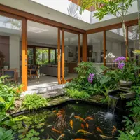 Rumah Gaya Tropis dengan Ventilasi Alami dan Taman Indoor. Foto: Gemini