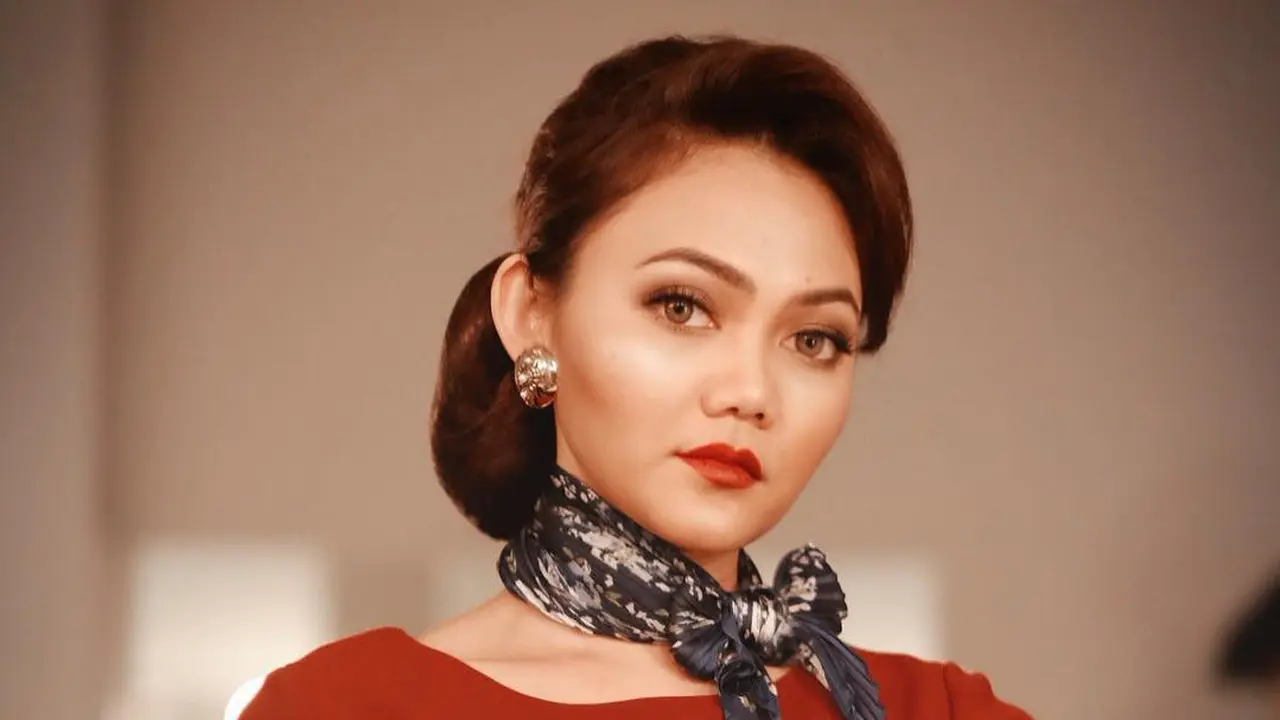 [Bintang] Lepas Hijab, Rina Nose Berubah Menjadi 7 Pribadi Lain