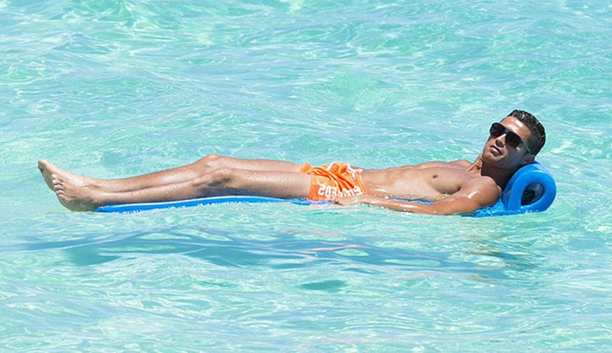 Cristiano Ronaldo menikmati waktu santai di Pantai Bahama. (Spalsh News via Daily Mail)
