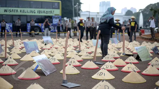 Bawa Cangkul dan Caping, Warga Demo Tolak Pembangunan PLTU Batubara Batang