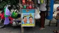 Penampakan stiker paslon Prabowo-Gibran di salah satu gerobak pedagang kecil. (Ist)