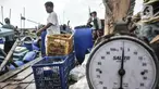 Nelayan menimbang ikan hasil tangkapan di dermaga Kalibaru, Cilincing, Jakarta Utara, Rabu (23/3/2022). PT Perikanan Indonesia (Persero) mengungkapkan sejumlah jenis ikan mengalami kenaikan harga berkisar Rp1.000-Rp2.000 per kg akibat tingginya permintaan jelang Ramadan (merdeka.com/Iqbal S Nugroho)