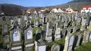 Suasana makam yang dicoreti lambang swastika Nazi di pemakaman Yahudi, Westhoffen, dekat Strasbourg, Prancis, Rabu (4/12). Sedikitnya 107 makam menjadi sasaran vandalisme dengan dicoreti lambang swastika Nazi. (AFP/Patrick Hertzog)