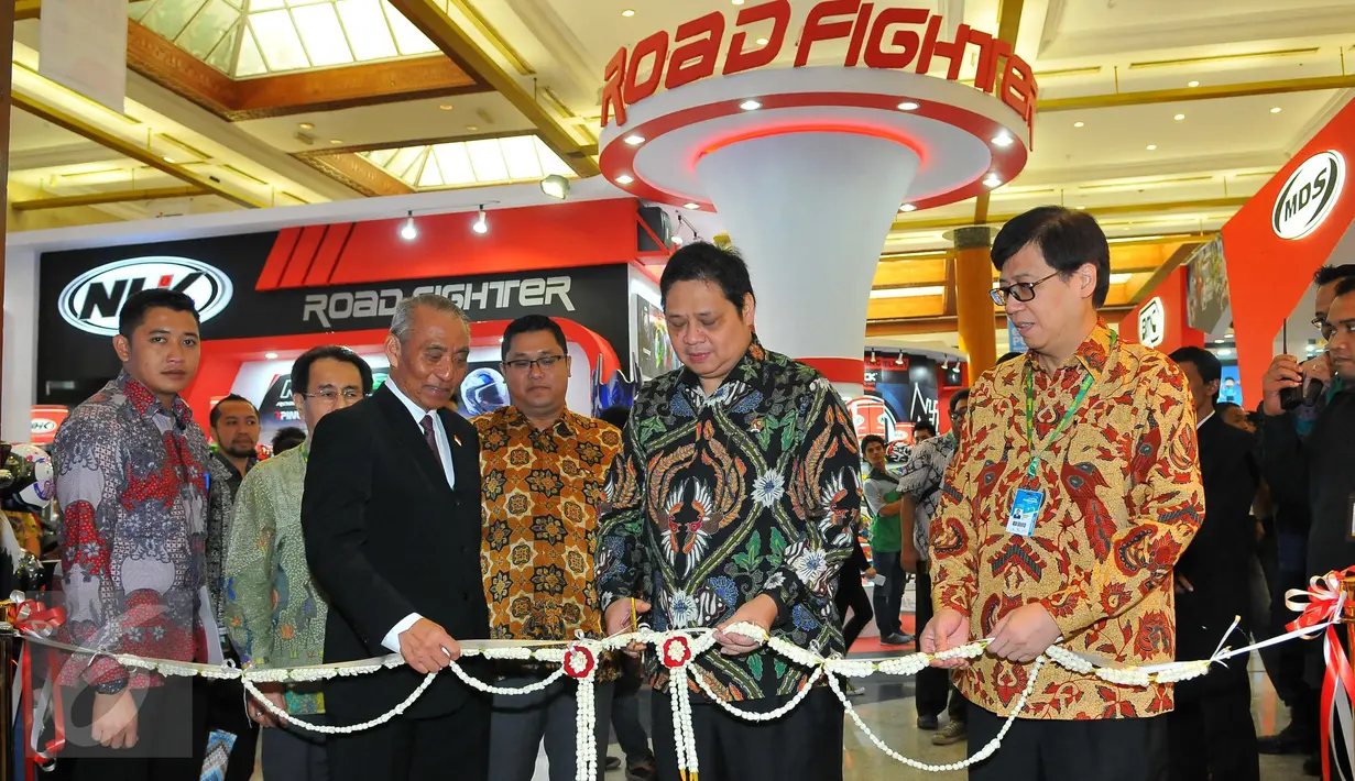 Menteri Perindustrian, Airlangga Hartarto memotong pita saat pembukaan Indonesia Motorcycle Show (IMOS) 2016 di JCC, Senayan, Jakarta, Rabu (2/11). Pameran IMOS 2016 diikuti oleh 39 peserta dan berlangsung dari 2- 6 November. (Liputan6.com/Angga Yuniar)