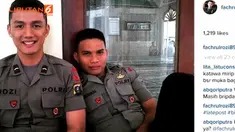 Ketampanannya tak berkurang saat ia memakai baju dinas atau tidak.