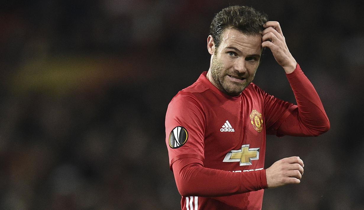 Juan Mata pernah dikaitkan kepindahannya menuju Barcelona pada transfer musim panas 2011. Sayangnya, ia memilih bergabung dengan Chelsea. Blaugrana juga mencoba mendapatkannya ketika bermain di Stamford Bridge, namun gagal karena memilih ke Manchester United. (AFP/Oli Scarff)