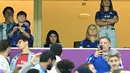Istri penyerang Argentina Lionel Messi, Antonela Roccuzzo (kedua kiri), ibunya Celia Maria Cuccittini (kedua kanan) dan dua putranya, Thiago (kiri) dan Ciro (ketiga kanan) menunggu Pertandingan semifinal Piala Dunia 2022 antara Argentina melawan Kroasia di Stadion Lusail di Lusail, Doha, Rabu (14/12/2022).  Argentina menang atas Kroasia 3-0. (AFP/Juan Mabromata)