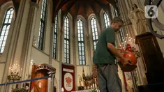 Pengurus gereja membersihkan Gereja Katedral Jakarta menjelang perayaan Hari Raya Natal, Jakarta, Senin (23/12/2024). (Liputan6.com/Herman Zakharia)