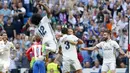 Para pemain Real Madrid merayakan gol Pepe saat menjamu Atletico Madrid pada laga La Liga di Santiago Bernabeu stadium, Madrid, (8/4/2017). Real Madrid bermain Imbang 1-1 dengan Atletico. (AP/Daniel Ochoa de Olza)