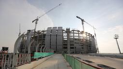 Suasana pembangunan Jakarta International Stadium (JIS) yang terletak di Papanggo, Jakarta Utara, Selasa (31/08/2021) sore WIB. PT Jakarta Propertindo (Jakpro) mencatat bahwa stadion yang diproyeksikan berkapasitas 82.000 penonton tersebut telah mencapai 69 persen. (Bola.com/Bagaskara Lazuardi)