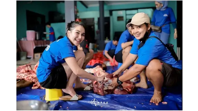 Kurban 3 Sapi, Ini 6 Potret Suasana Rumah Ayu Ting Ting Rayakan Idul Adha 2022
