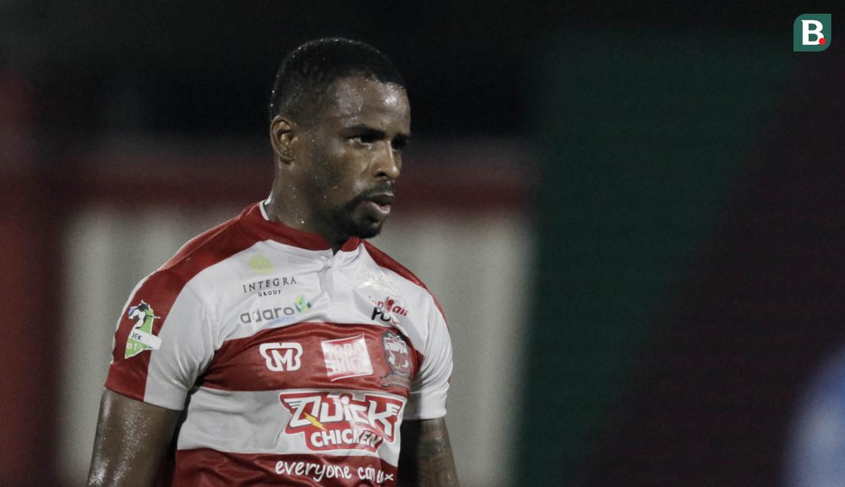 Striker Madura United, Greg Nwokolo, saat melawan Bhayangkara FC pada laga Liga 1 di Stadion PTIK, Jakarta, Kamis, (07/6/2018). Bhayangkara FC menang 1-0 atas Madura United. (Bola.com/M Iqbal Ichsan)