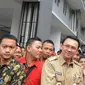 Puluhan warga berebut bersalaman dengan Gubernur DKI Jakarta Basuki Tjahaja Purnama seusai meresmikan pengoperasian rumah susun sederhana sewa (rusunawa) Tambora, Jakarta Barat, Selasa (24/2/2015). (Liputan6.com/Herman Zakharia)