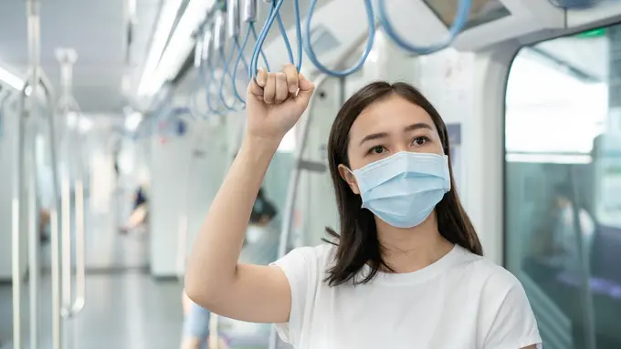 perempuan memakai masker