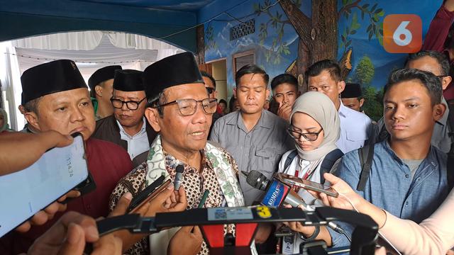 Menkopolhukam Mahfud MD mengunjungi Pondok Pesantren Nurul Hidayah Tahfidzul Qur'an Kecamatan Cibeureum, Kota Sukabumi (Liputan6.com/Fira Syahrin).