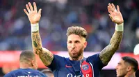 Selebrasi bek PSG, Sergio Ramos setelah mencetak gol ke gawang Clermont Foot 63 pada laga Liga Prancis 2022/2023 menghadapi Brentford di Parc des Princes Stadium, Paris (3/6/2023). Sergio Ramos yang memang hanya dikontrak selama semusim oleh PSG pada 2022/2023, akhirnya memang tak memperpanjang kontraknya meski mampu memberikan yang terbaik bagi klubnya. Setelah meninggalkan PSG secara gratis, Inter Miami dan klub Arab Saudi menjadi calon terkuat pelabuhan berikutnya. (AFP/Franck Fife)