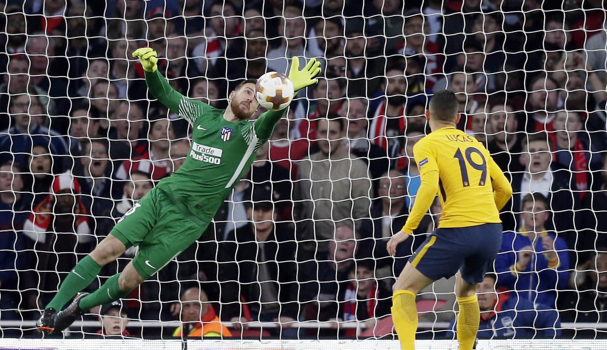 Kiper Atletico Madrid, Jan Oblak, berusaha menghalau bola yang mengarah ke gawangnya pada laga semifinal Liga Europa di Stadion Emirates, Kamis (26/4/2018). Arsenal ditahan 1-1 oleh Atletico Madrid. (AP/Tim Ireland)