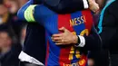 Pelatih Barcelona, Luis Enrique memeluk penyerang Lionel Messi usai pertandingan melawan PSG pada leg kedua babak 16 besar Liga Champions di Stadion Camp Nou, Spanyol (8/3). Barcelona menang 6-1 atas PSG. (AFP Photo / Pau Barrena)