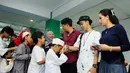 Sejumlah pemain dari ABG Jadi Manten memberikan santunan kepada anak yatim di Rumah Susun Petamburan, Jakarta, Selasa (5/8/14). (Liputan6.com/Andrian M Tunay)