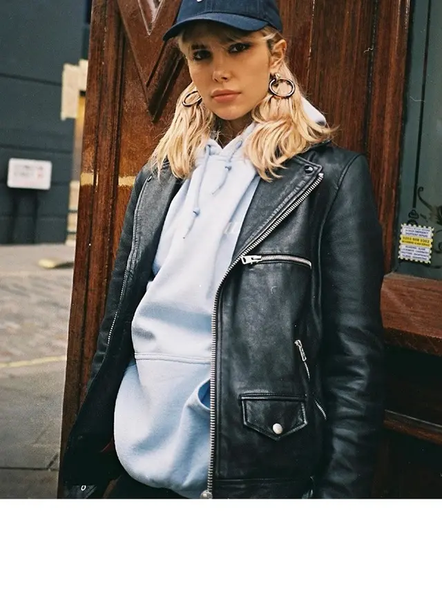 7 Pesona Phoebe Torrance, Gebetan Brooklyn Beckham yang Mirip Victoria Beckham