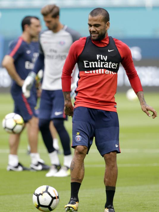 Bek baru Paris Saint-Germain, Dani Alves, mengikuti sesi latihan di Miami, Selasa (25/7/2017). Paris Saint-Germain akan menghadapi Juventus pada laga turnamen pramusim bertajuk International Champions Cup 2017 di AS. (AP/Lynne Sladky)