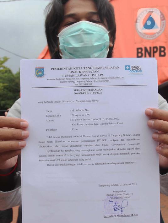 Warga menunjukkan surat bebas Covid-19  di Rumah Lawan Covid-19 Tangerang Selatan, Jumat (1/1/2021). Akhir 2020, kasus Covid-19 baru di Tangerang Selatan (Tangsel) semakin meningkat. (merdeka.com/ Arie Basuki)
