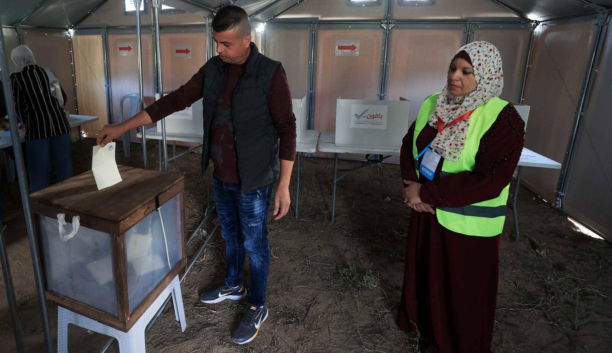 Meski ada keraguan terhadap perubahan politik yang lebih luas, Pemilu lokal ini dipandang sebagai cara untuk mempertahankan kesinambungan layanan sipil. Tampak dalam foto, seorang pria Palestina memberikan suara di Tempat Pemungutan Suara (TPS) selama pemilihan kota di Deir el-Balah, Jalur Gaza, pada Sabtu 25 April 2026. (Eyad Baba/AFP)