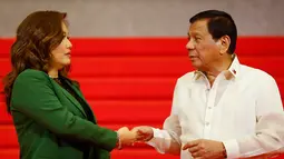 Presiden Filipina Rodrigo Duterte didampingi pasangannya, Honeylet Avancena, menunggu para pemimpin negara-negara anggota ASEAN yang akan menghadiri KTT ke-30 ASEAN di Manila, Filipina, Sabtu (29/4). (AP Photo / Bullit Marquez)