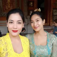 Bagi penikmat sinetron tahun 90-an, pasti kalian tidak asing dengan nama Happy Salma dan Lulu Tobing. Dua artis ini ternyata berteman baik sejak bermain bersama dalam sinetron Tersanjung. (Foto: instagram.com/happysalma)