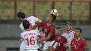 Pemain Timnas Indonesia U-23, Osvaldo Haay berebut bola dengan pemain Suriah U-23 pada laga persahabatan di Stadion Wibawa Mukti, Bekasi, Rabu (16/11/2017). Indonesia kalah 2-3. (Bola.com/NIcklas Hanoatubun)