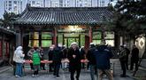 Warga Muslim etnis Hui Tiongkok, berbuka puasa di sebuah masjid selama minggu terakhir bulan suci Ramadan di Beijing pada 17 Maret 2026. Ramadan merupakan momen penting bagi Etnis Hui, kelompok Muslim terbesar di Tiongkok. (Adek BERRY/AFP)
