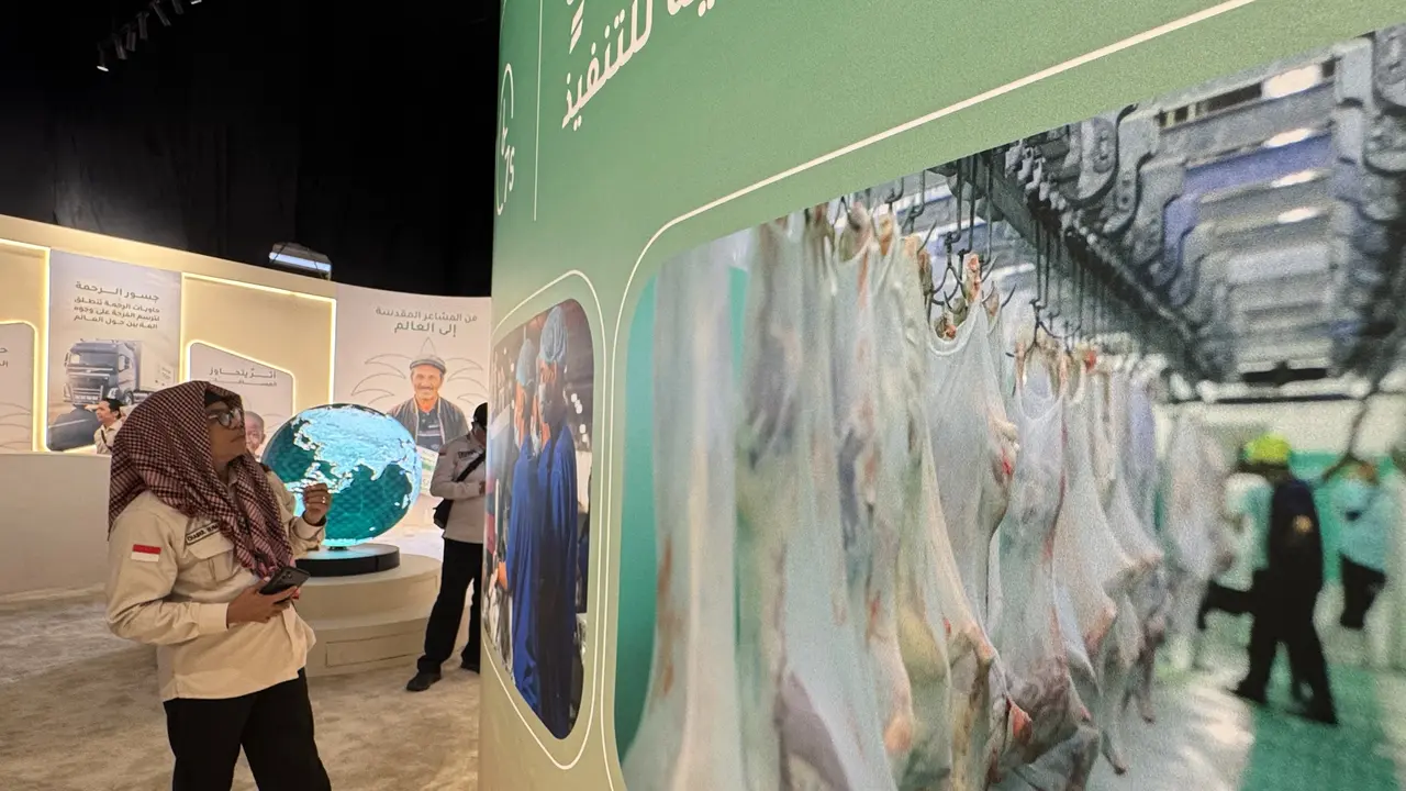 Pengunjung melihat pameran terkait pengelolaan penyembelihan hewan dam dan kurban oleh Adahi di Kantor Pusat Adahi, Makkah, Senin, 1 Juni 2026. (dok. Media Center Haji 2026) (1)