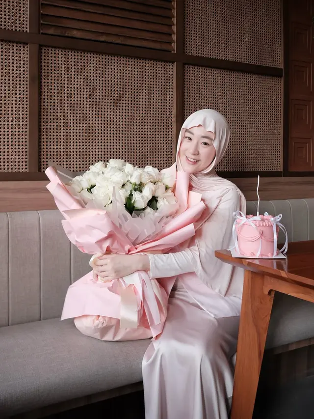 Genap 29 Tahun, Ini 5 Gaya Hijab Simpel Ala Larissa Chou saat Hangout Bareng Anak