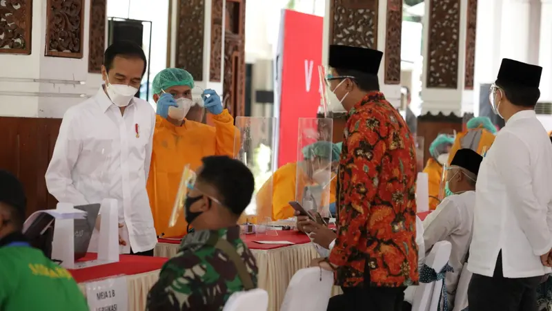 Jokowi meninjau vaksinasi di Sidoarjo. (Dian Kurniawan/Liputan6.com)