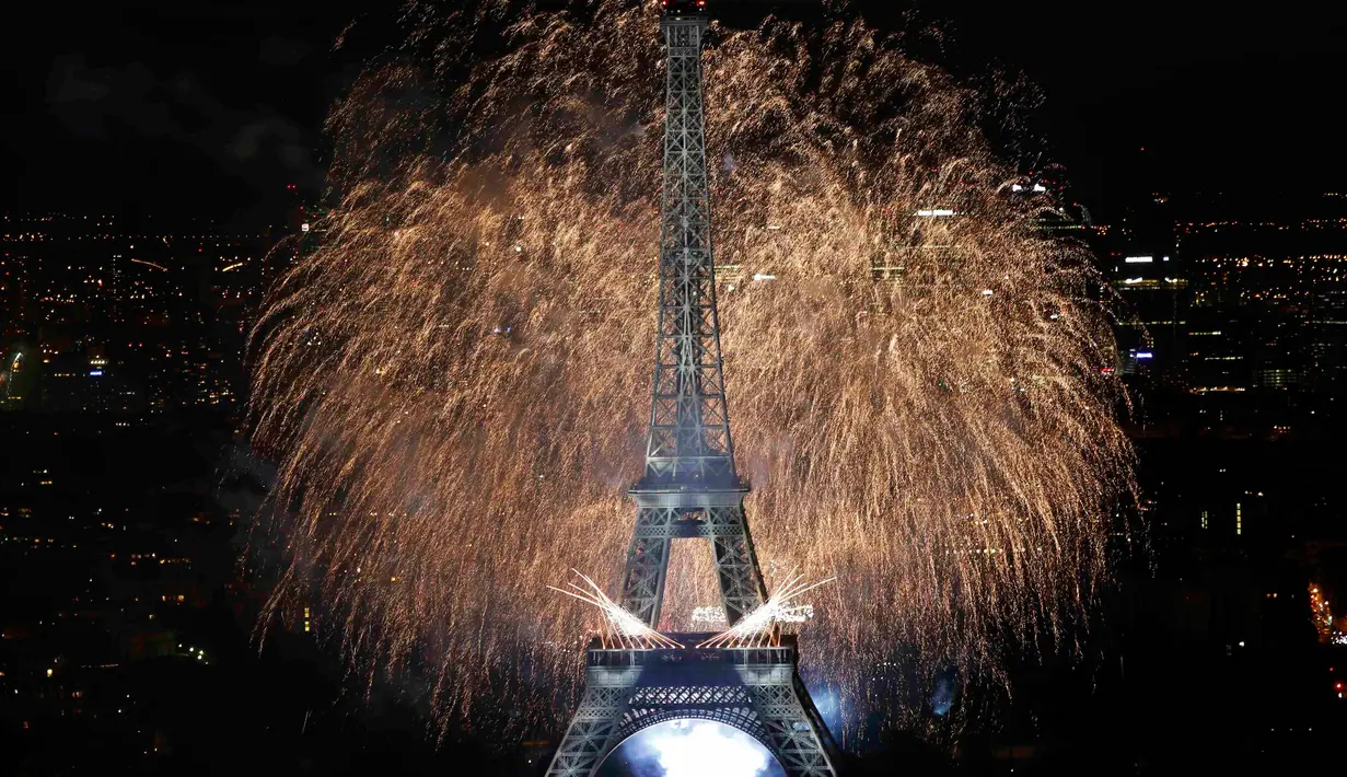 Ledakan kembang api langit menerangi di Menara Eiffel saat perayaan tradisional Hari Bastille di Paris, Prancis, (14/7). Peringatan ini menandai penyerbuan penjara Bastille pada 14 Juli 1789, yang memicu revolusi Prancis. (REUTERS/Pascal Rossignol)