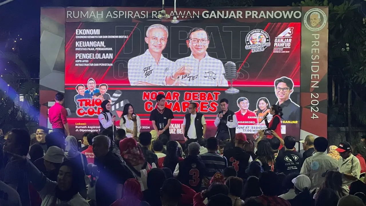 Sekretaris Tim Koordinasi Relawan Pemenangan Pilpres 2024 (TKRPP) PDIP, Deddy Yevri Sitorus menyaksikan debat cawapres bersama organ sukarelawan di Rumah Aspirasi Sukarelawan Ganjar-Mahfud 2024 di Jakarta Pusat, Jumat malam (22/12/2023).