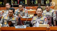 Kapolri Jenderal Listyo Sigit Prabowo (depan kanan) saat menghadiri rapat kerja dengan Komisi III DPR di Kompleks Parlemen, Senayan, Jakarta, Rabu (12/4/2023). Rapat tersebut membahas evaluasi kinerja dan capaian Polri tahun 2022, termasuk evaluasi pengamanan Natal 2022 dan Tahun Baru 2023 serta rencana kerja program prioritas dan strategi tahun 2023. (Liputan6.com/Faizal Fanani)