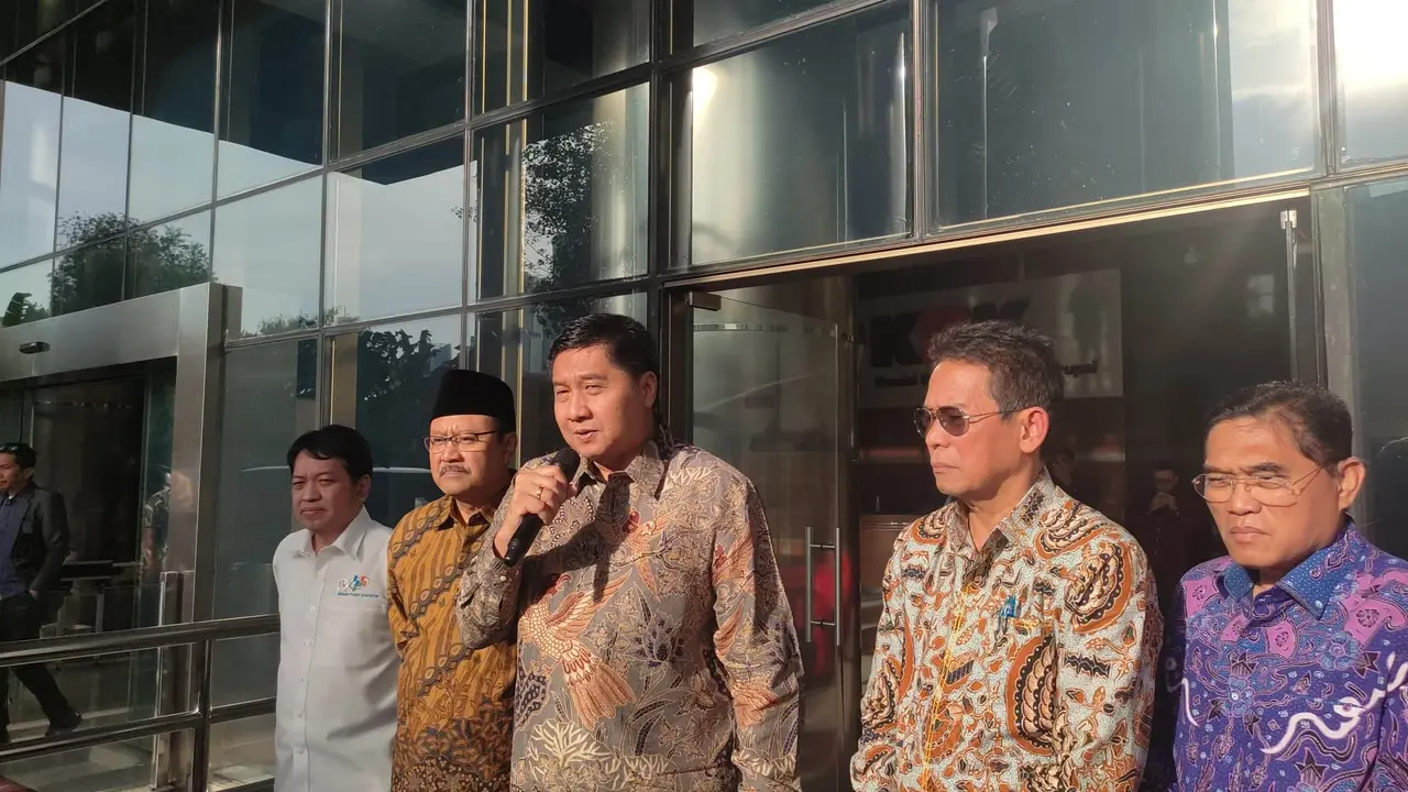 Menteri Perumahan dan Kawasan Pemukiamn (PKP), Maruarar Sirait usai melakukan audiensi bersama dengan Menteri Sosial (Mensos), Saifullah Yusuf dan Wakil Ketua KPK, Johanis Tanak di Gedung Merah Putih KPK, Selasa (18/3/2025).