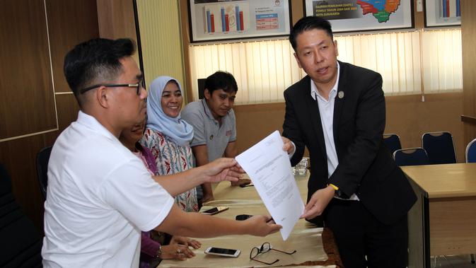 Pengacara Ibu Kota Henry Indraguna saat mendatangi KPUD Solo untuk menanyakan syarat maju sebagai calon independen Pilkada Solo.(Liputan6.com/Fajar Abrori)