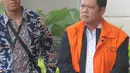 Walikota Pasuruan Setiyono dikawal petugas tiba di gedung KPK, Jakarta, Jumat (11/1). Setiyono diperiksa sebagai tersangka untuk melengkapai berkas terkait dugaan suap sejumlah proyek di wilayah Kota Pasuruan, Jawa Timur. (Merdeka.com/Dwi Narwoko)
